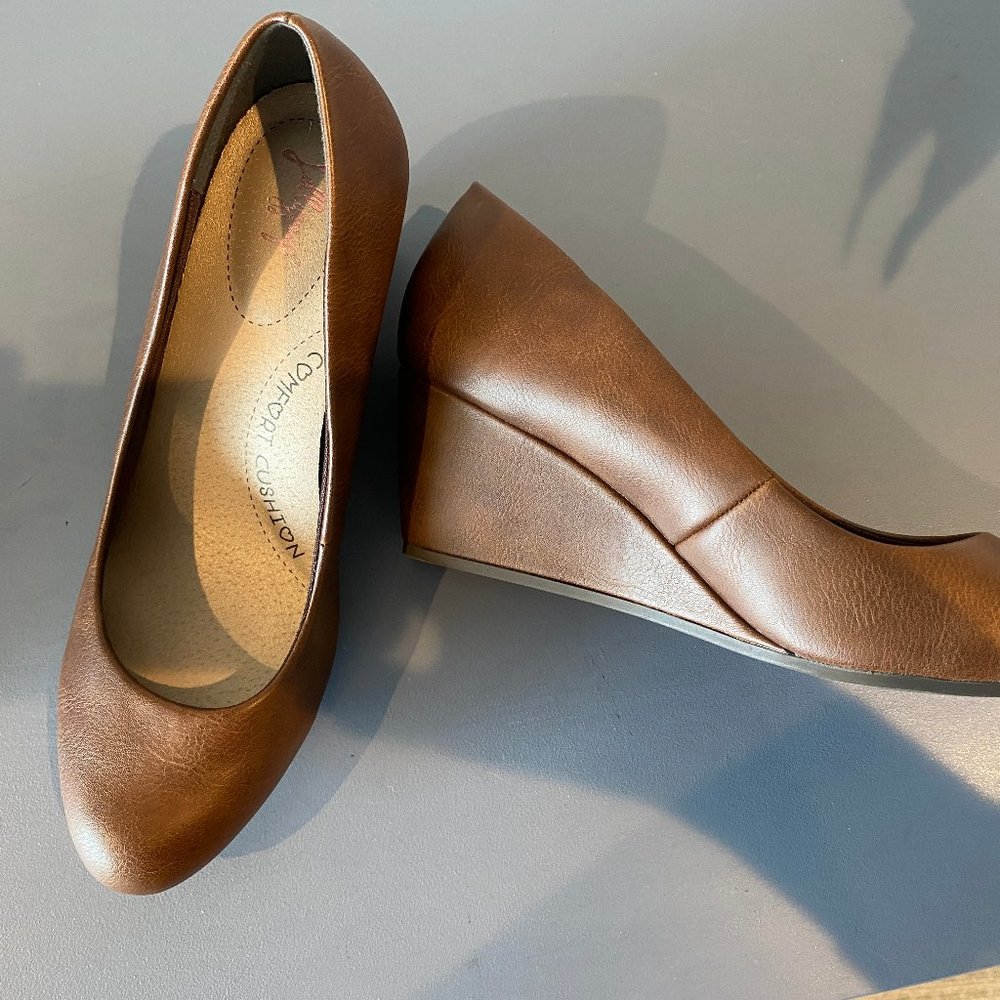 NWOT Jellypop faux leather wedge heels